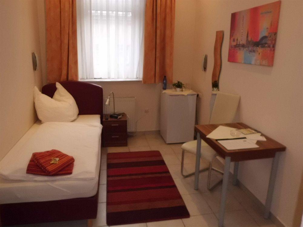 Hotel Schuetze Superior Hürth Екстериор снимка